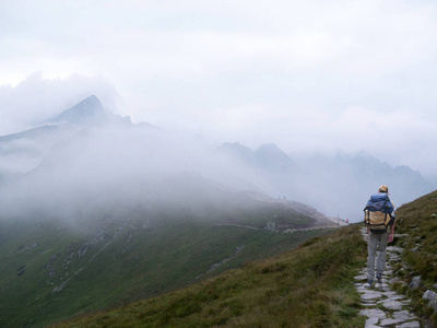 与一个背包旅行者。晨雾山。徒步旅行