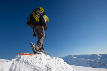 在喀尔巴阡山冬季雪地行走