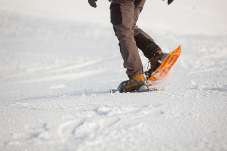 在喀尔巴阡山冬季雪地行走