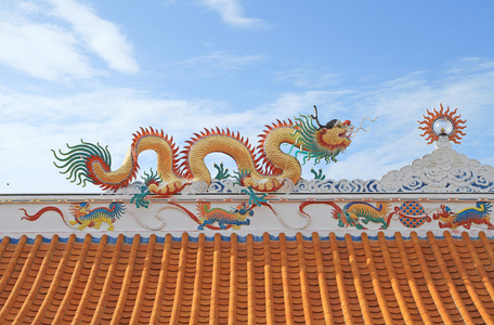 中国传统风格雕塑装饰泰国寺庙屋顶上
