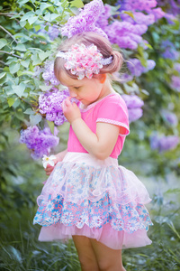 丁香花园里的小女孩画像。
