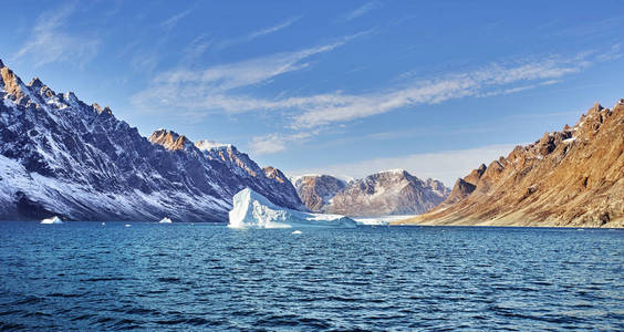 在格陵兰岛峡湾中漂浮的冰山