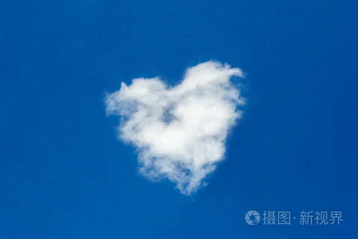 心形云层在深蓝色的天空