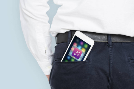 智能手机在口袋里的男裤