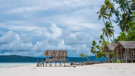 水的寄宿家庭 Kri 岛上的小屋。Raja Ampat，印度尼西亚西巴布亚