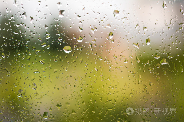 雨落在窗户玻璃