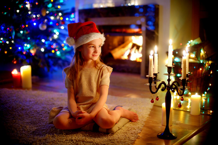 女孩坐在壁炉旁圣诞前夜