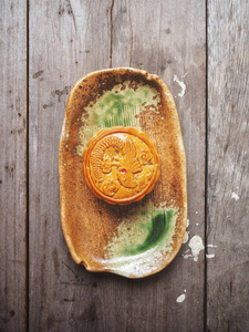 传统节日中国月饼在陶瓷板材之上在木背景