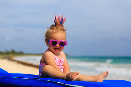 可爱的小宝贝公主夏季海滩上图片