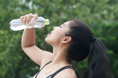 户外运动后运动亚洲女人饮用水