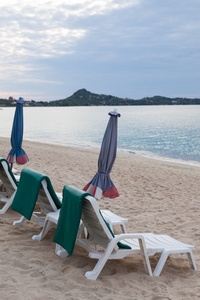 椅子和海滩上的遮阳伞