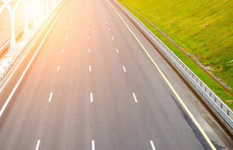 空多车道道路沥青让标记图片