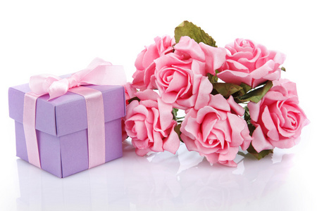 粉红色的花朵和礼品盒