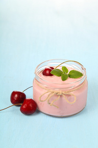 樱桃酸奶和成熟的樱桃