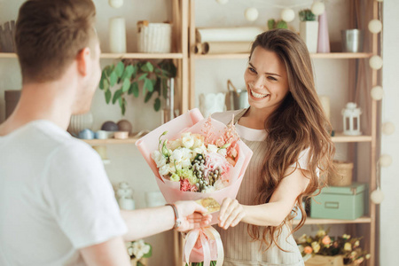 年轻女子花店占领和花一起工作图片