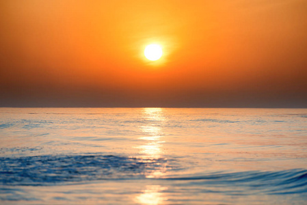 海上日出或日落时