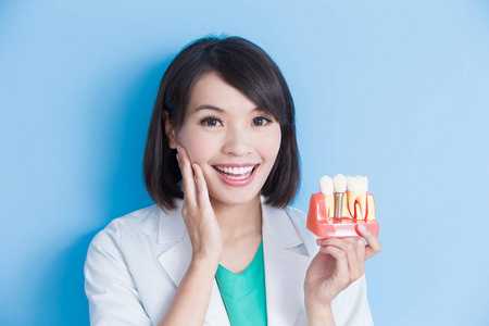 牙医与植入牙模型