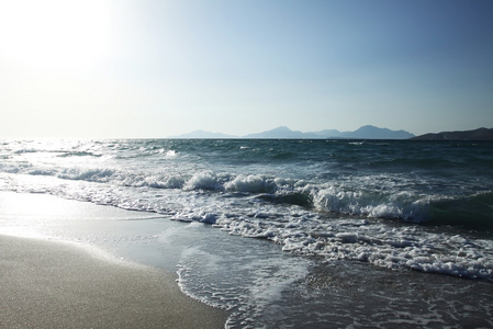 阳光和大海的波浪