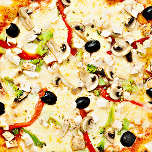带蔬菜的披萨。 奶酪西兰花，胡椒，蘑菇，奥利