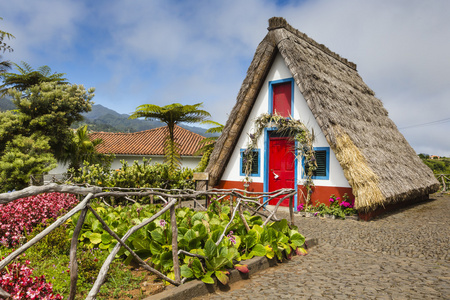 在桑塔纳马德拉，葡萄牙传统农村房子