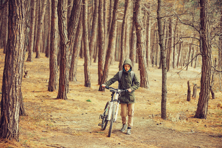 自行车在森林里徒步旅行者的女人