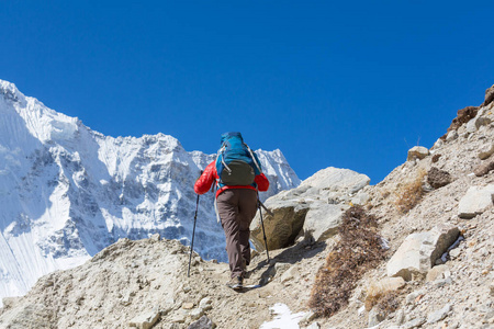 喜马拉雅山的徒步旅行者。尼泊尔