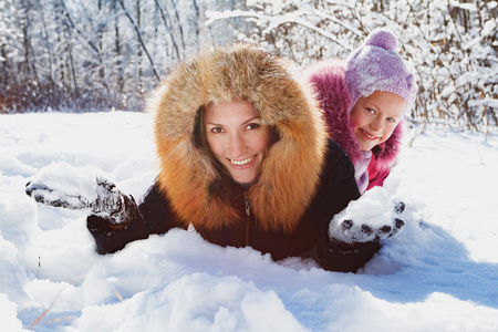 母亲和女儿在雪开心图片