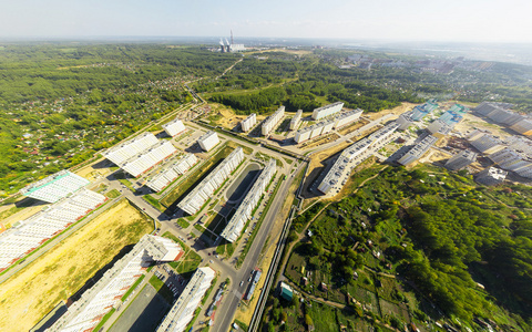 市中心的鸟瞰图。十字路口，房屋 建筑物和公园