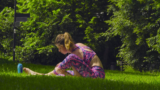 年轻女子做瑜伽练习