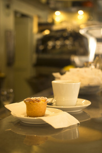 咖啡杯和蛋糕餐厅咖啡厅