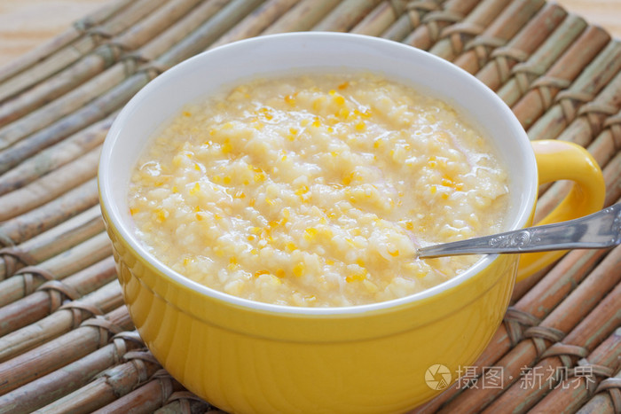 黄色碗玉米粥