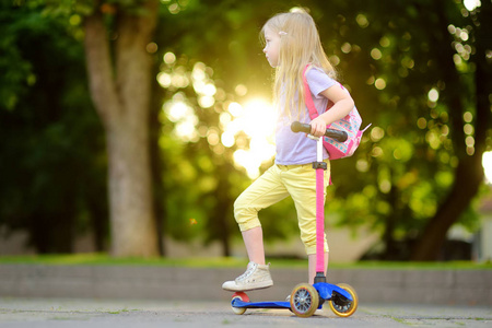 孩子学骑滑板车