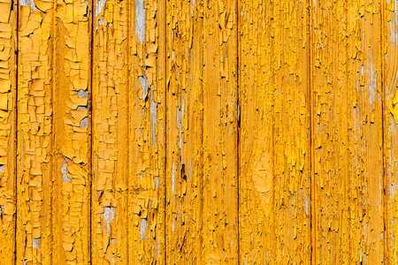 木板漆成黄色