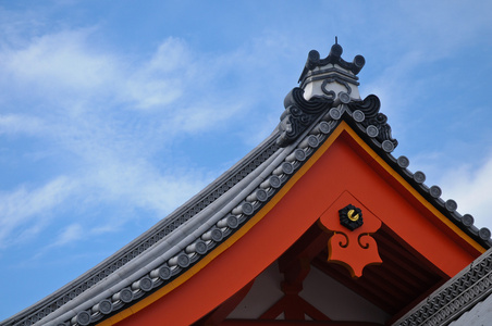 屋顶的日本皇宫在京都在蓝蓝的天空下