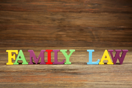 关于儿童监护和家庭法的概念色彩缤纷字母