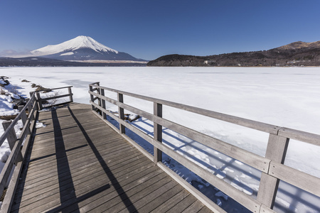 富士山冬季从山中湖拍摄。山梨县 J