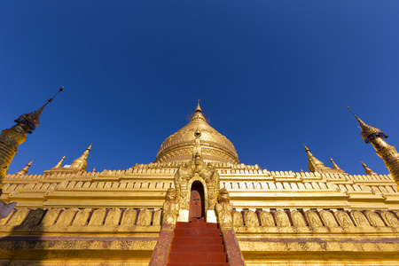 缅甸巴干的蓝天Shwezigon宝塔。
