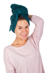微笑着用毛巾擦头上的女人