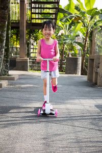 亚洲中国小女孩玩滑板车