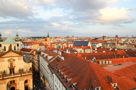 布拉格的红色屋顶，人走在街上的全景