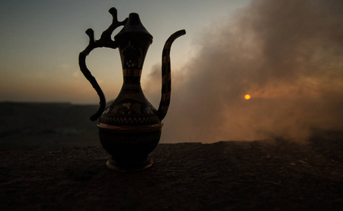 阿拉伯的装饰花瓶和壶描绘在夕阳