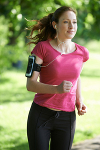 女子赛跑运动员在公园与耐磨技术