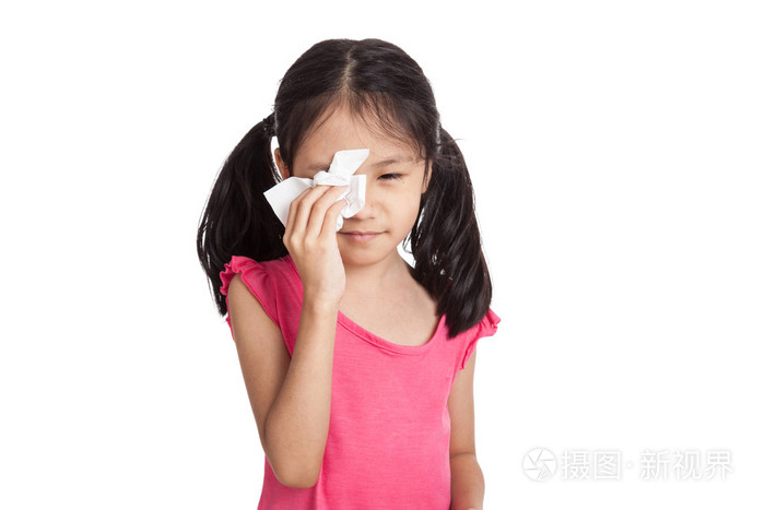 一个亚洲小女孩用餐巾纸哭