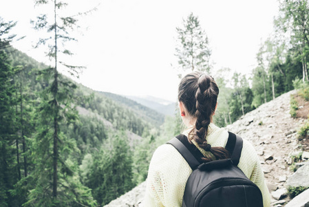 年轻的女士徒步旅行者背包走在喀尔巴阡