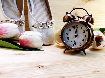 女人屋鞋和郁金香花上木制背景