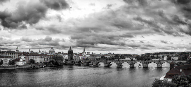 鸟瞰图的老城和布拉格伏尔塔瓦河河上的桥梁