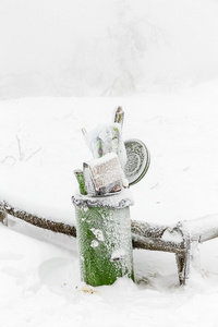 垃圾桶在冬天和雪暴雪在黑森州费尔德山