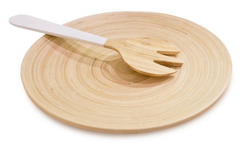 在一个木制的盘子上的木叉餐具