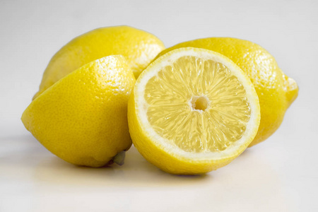 一些黄色，成熟和新鲜的柠檬是在白色的背景