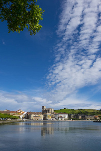 Zumaia 村反映在水中